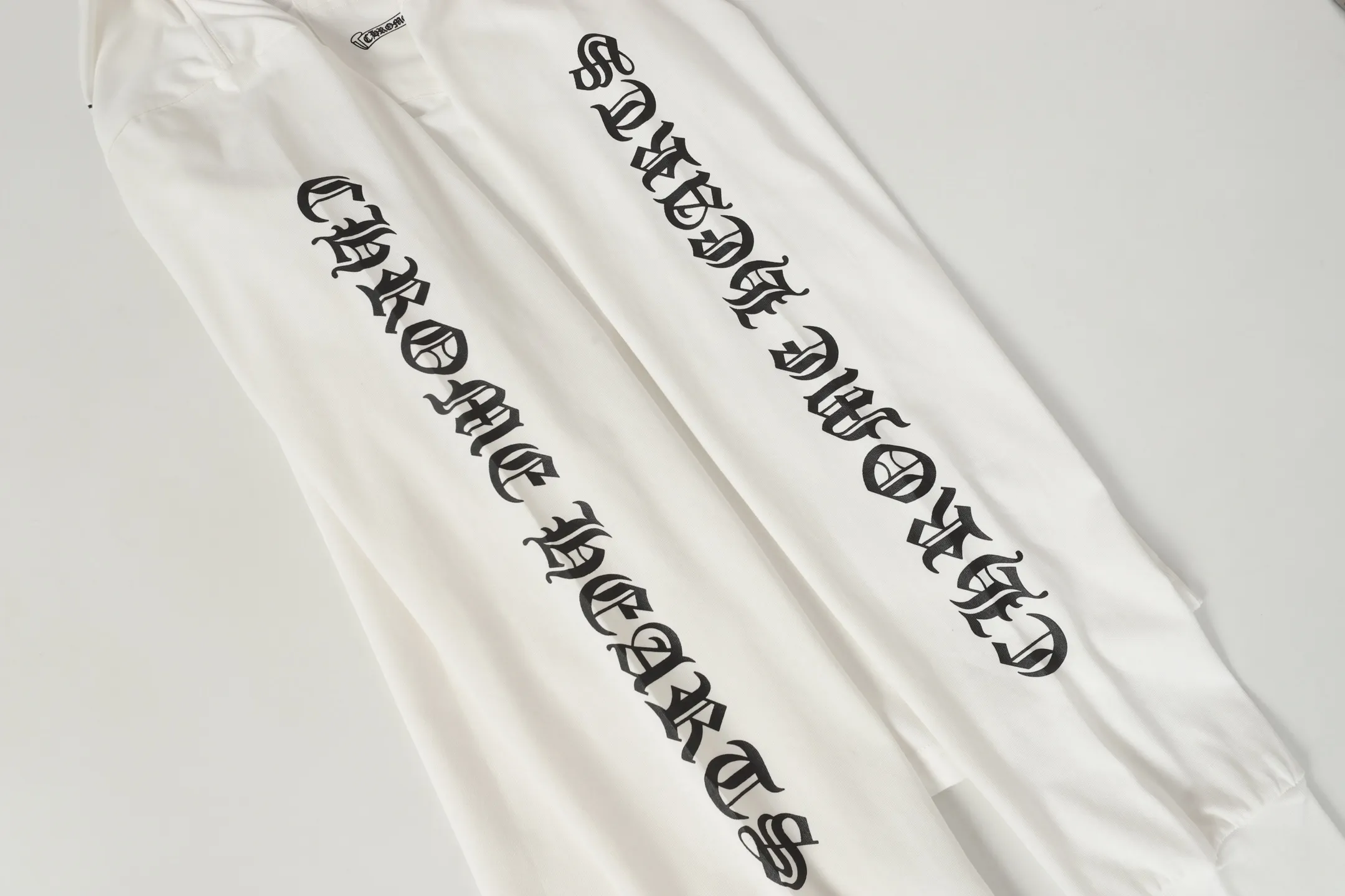 P150 Cross-border model, please do not place an order if you are looking for quality -Chrome Hearts/Chrome Hearts Sanskrit printed popular long-sleeved T-shirt -High weight, high density and high quality. The wool is soft, delicate and skin-friendly. Soft and silky to the touch. Excellent warmth and skin-friendly properties. -Customized weaving and dyeing, no color difference, regardless of fabric or workmanship details. Comparing the ordinary version on the market -Colour: black white -Size: S M L XL